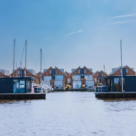 Beautiful House With Ac, In The Port Of Prázdninový dům *