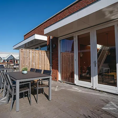 Modern Waterfront Retreat Casa de Férias