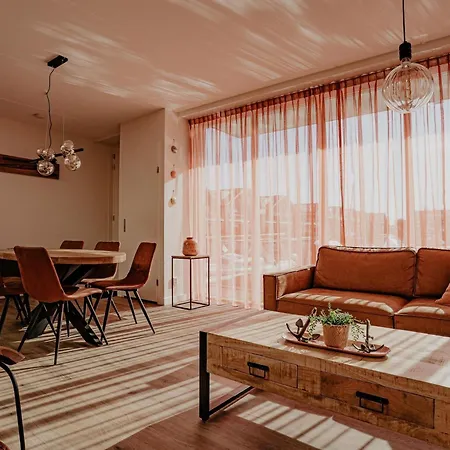 Casa de Férias Modern Waterfront Retreat