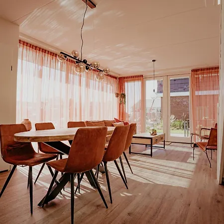 Modern Waterfront Retreat 度假居