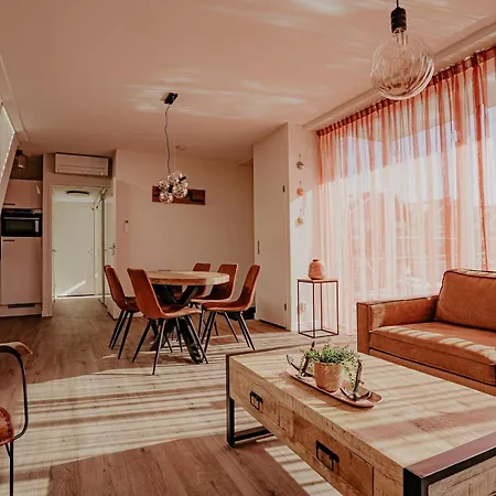 度假居 Modern Waterfront Retreat *