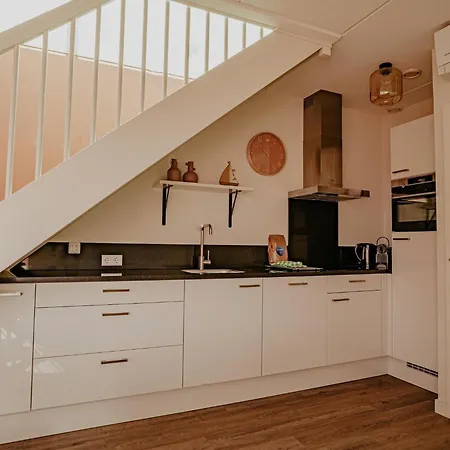 Modern Waterfront Retreat 度假居