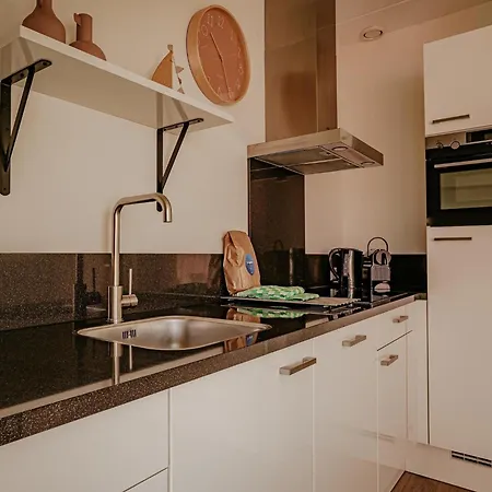 Modern Waterfront Retreat 度假居