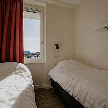 度假居 Modern Waterfront Retreat *