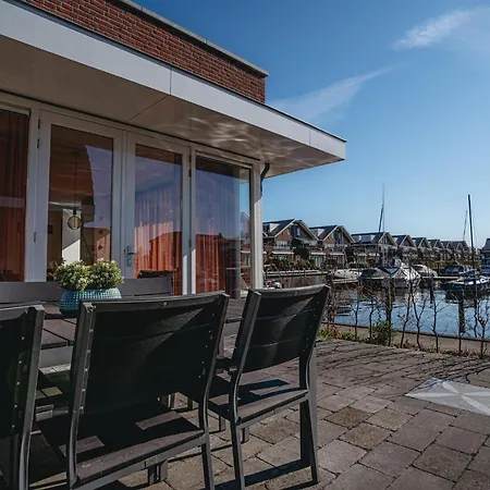 Modern Waterfront Retreat Casa vacanze Uitgeest