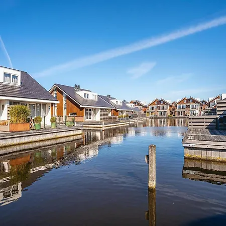 Modern Waterfront Retreat 度假居 *