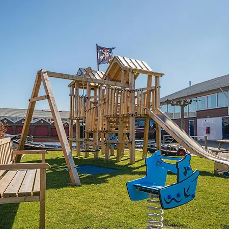 Modern Waterfront Retreat *